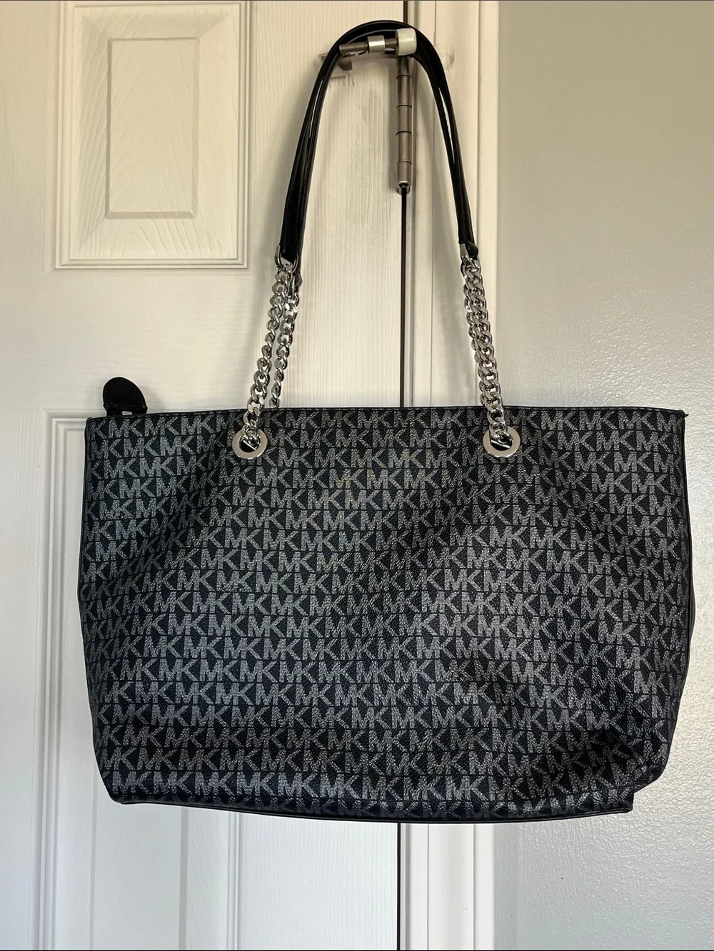 Michael Kors Black/Gray Signature Logo Tote with Chain-Strap excellent condition